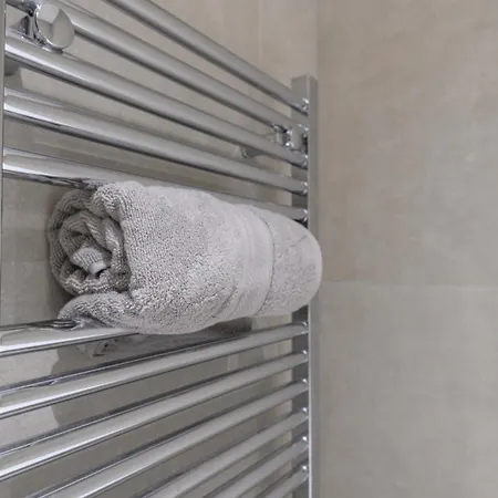 Fantastic Modern 1 Bedroom