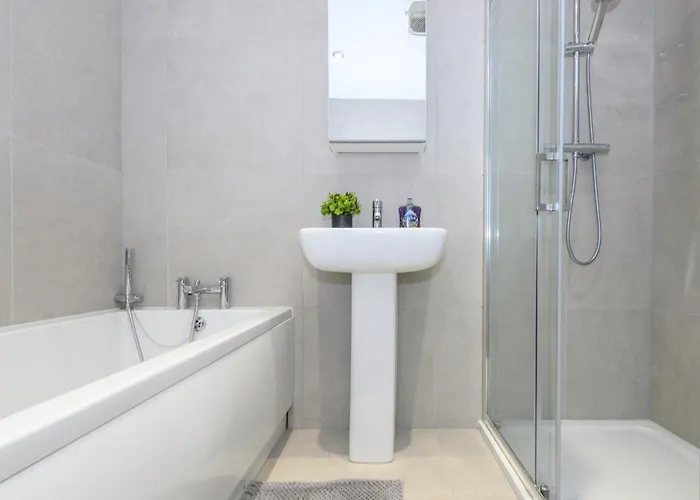 Fantastic Modern 1 Bedroom Лідс